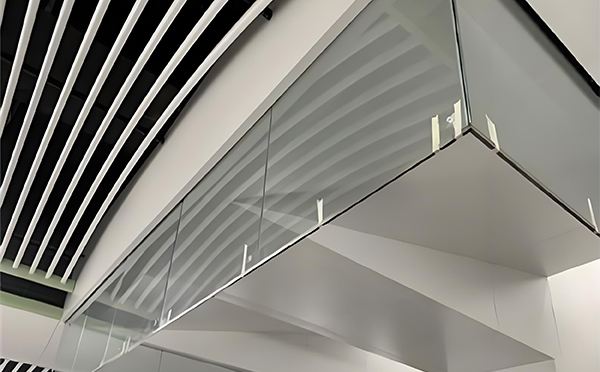 杂多玻璃挡烟垂壁