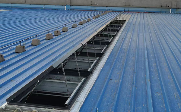 某城市大型商业综合体中庭杂多排烟窗工程