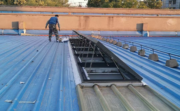 某区域性物流仓储中心杂多排烟窗系统安装项目