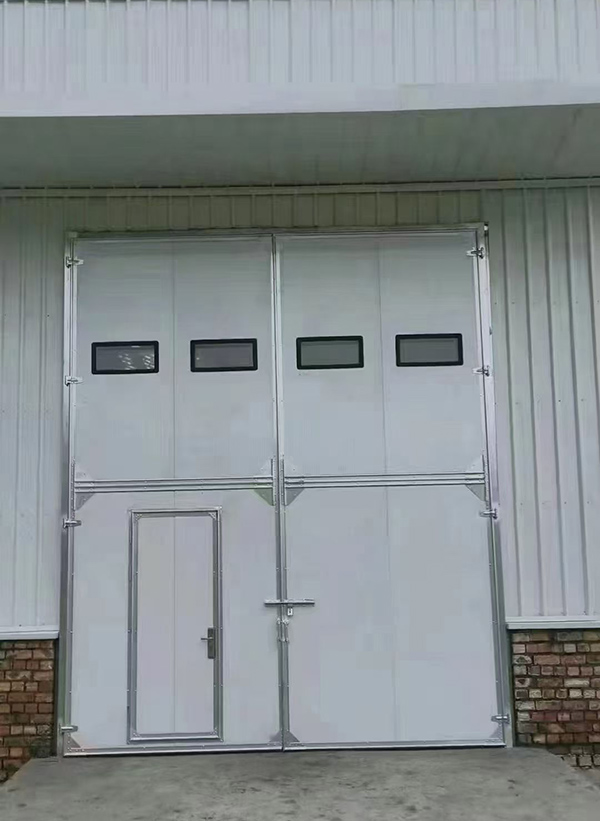 杂多工业门在设备装配车间出入口的实施记录